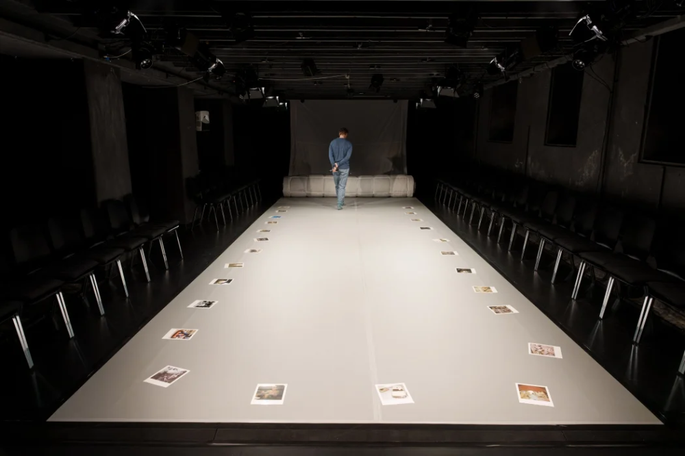 Szenenbild aus dem Soloabend ausgesprochen ich