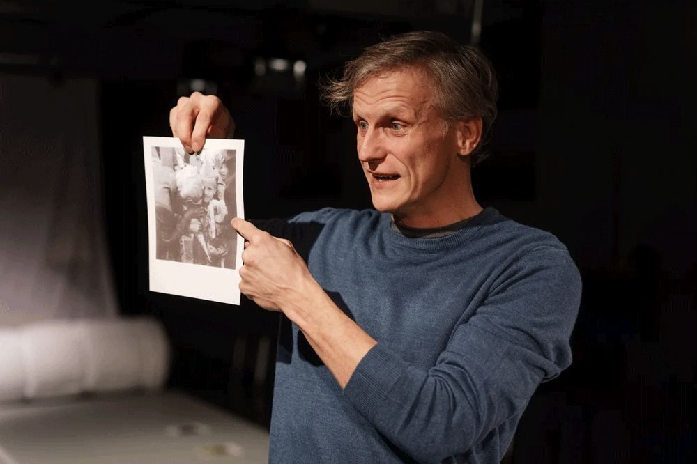 Rüdiger Hauffe mit einem Foto in der Hand