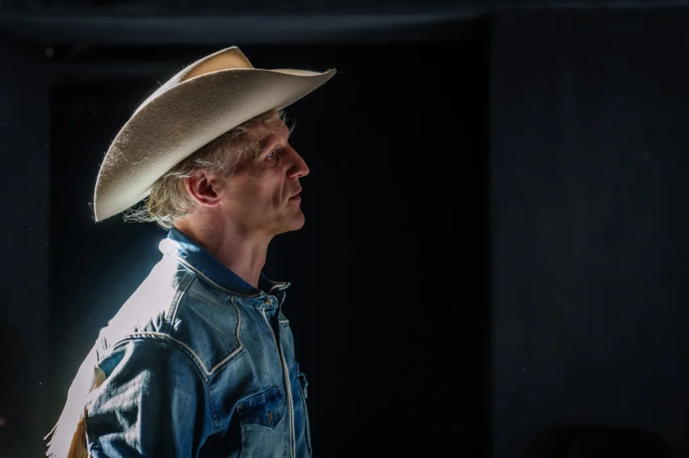 Szenenbild mit Bettdecke und Projektion aus ausgesprochen ich